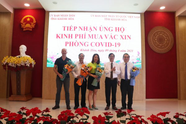 Ông Nguyễn Tấn Tuân tặng hoa tri ân các đơn vị ủng hộ kinh phí mua vắc xin phòng Covid-19.
