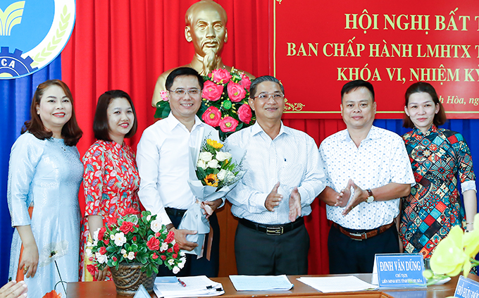 Ông Nguyễn Trung Dũng (thứ 3 từ trái qua) nhận hoa chúc mừng của Ban chấp hành Liên minh HTX tỉnh.
