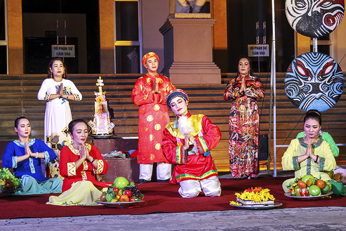 Các nghệ sĩ của Nhà hát Nghệ thuật truyền thống tỉnh  tái hiện nghệ thuật hát văn, múa bóng trên sân khấu. (Ảnh minh họa)