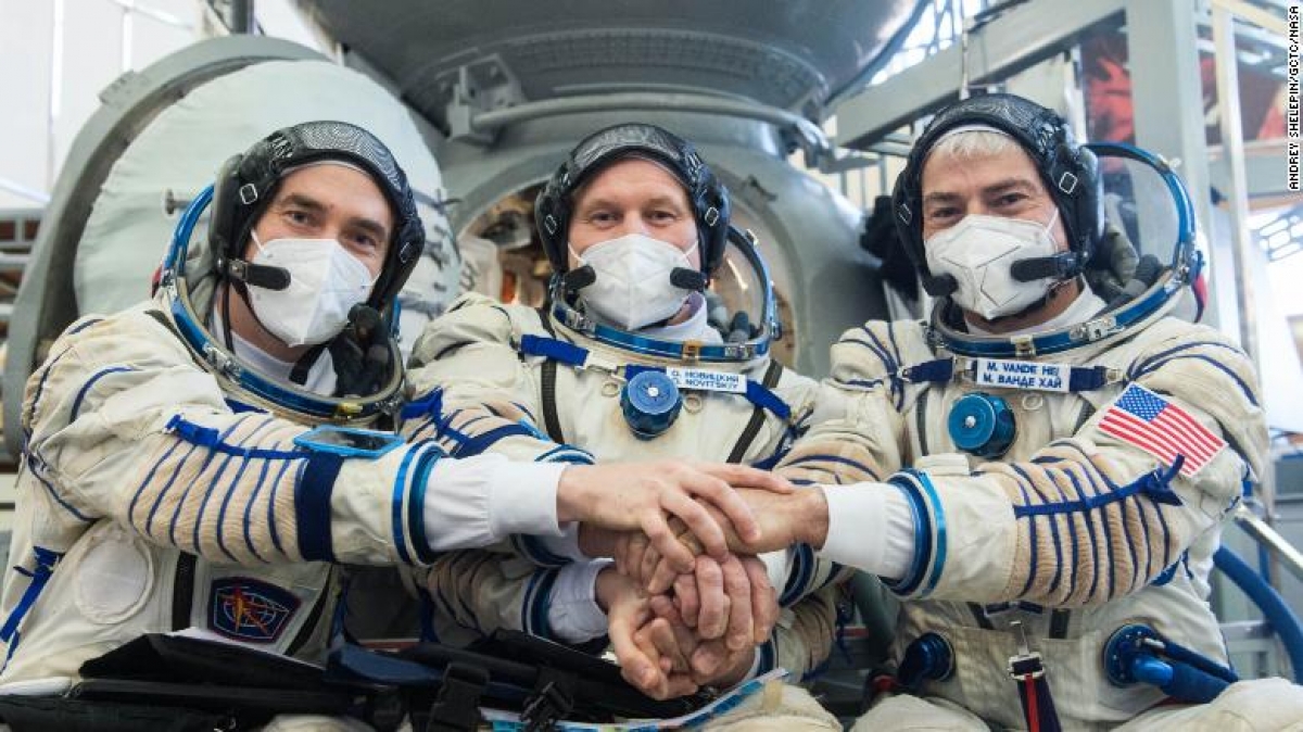 (Từ trái qua phải) Phi hành gia người Nga Pyotr Dubrov của Roscosmos, phi hành gia người Nga Oleg Novitskiy của Roscosmos và phi hành gia người Mỹ Mark Vande Hei của NASA. Ảnh: CNN