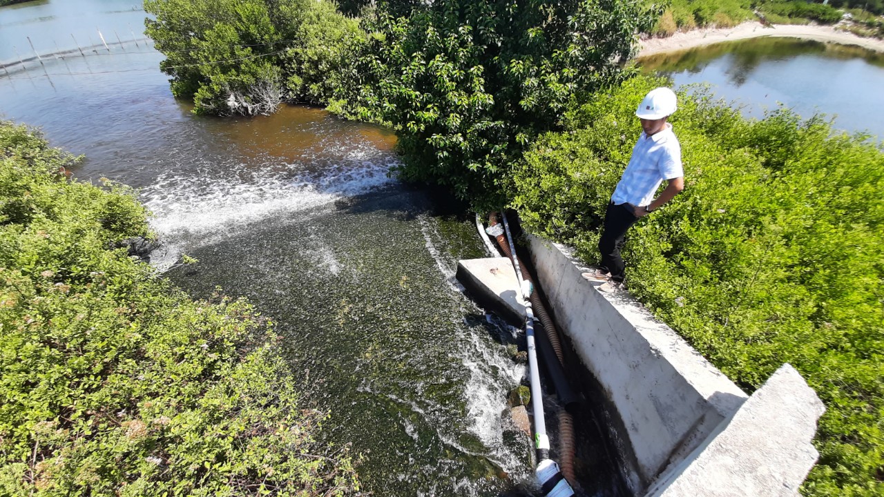 Nước thải qua xử lý trả về môi trường qua cửa sông Tắc.