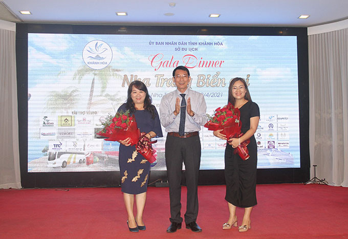 Ông Đinh Văn Thiệu - Phó Chủ tịch UBND tỉnh tặng hoa cho các nhà tài trợ kim cương đã tài trợ cho chương trình Famtrip  