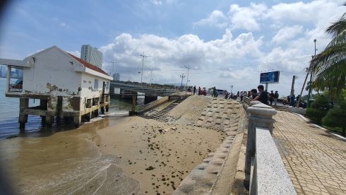 Sau đó được các ngư dân sử dụng ghe đánh cá kéo vào bờ bắc cầu Trần Phú