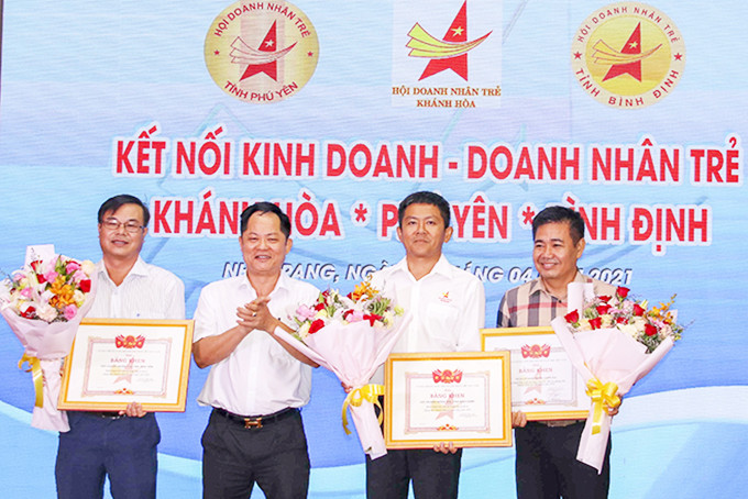 Ông Lương Thế Hùng - Phó Chủ tịch Hội Doanh nhân trẻ Việt Nam  trao bằng khen cho hội doanh nhân trẻ 3 tỉnh.