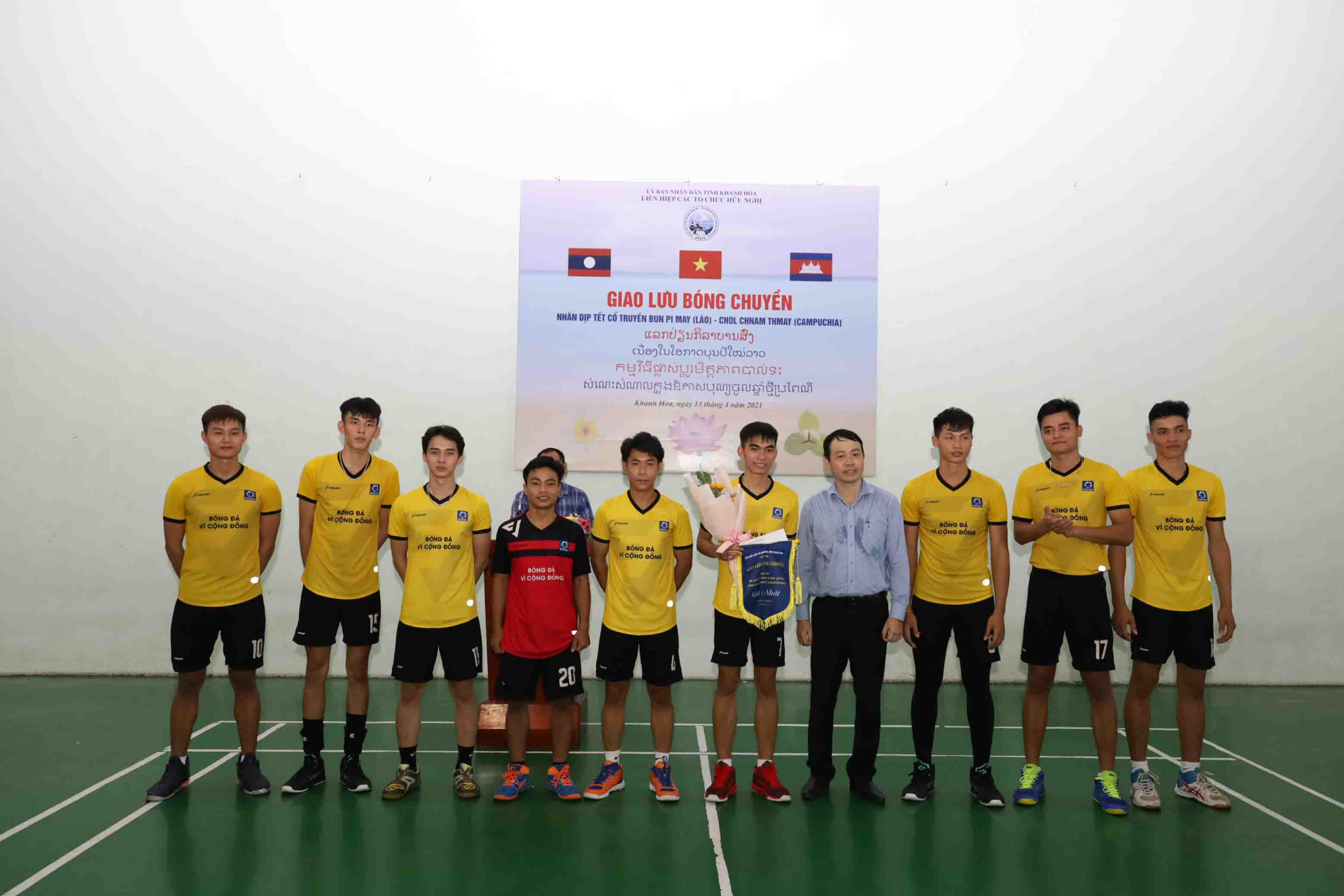 Đại diện Ban tổ chức trao giải Nhất cho đội bóng chuyền Trường Cao đẳng sư phạm Trung ương Nha Trang.