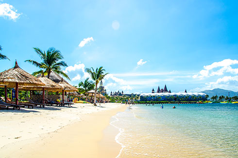 Nha Trang thu hút khách du lịch quanh năm với những bãi biển xanh xinh đẹp