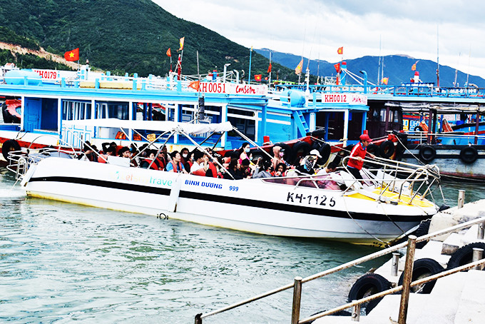 Tàu du lịch chuẩn bị xuất bến đưa khách tham quan vịnh Nha Trang.