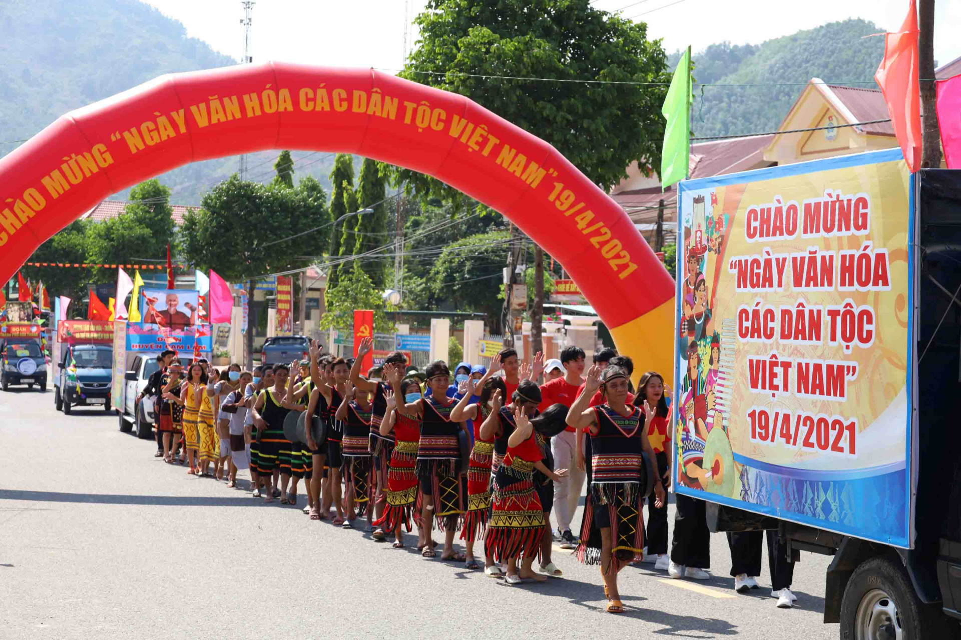 Màn diễu hành của đồng bào các dân tộc trong Ngày văn hóa các dân tộc Việt Nam tỉnh Khánh Hòa năm 2021.