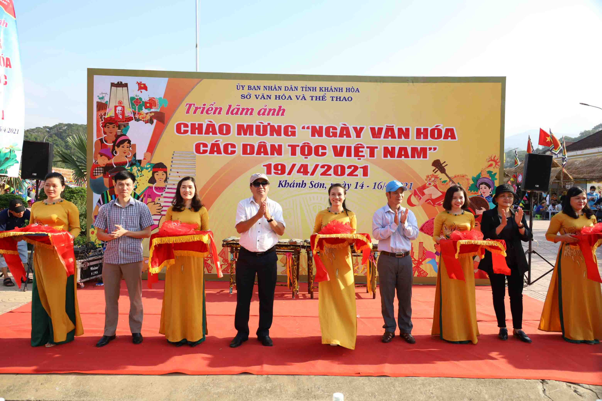 Nghi thức cắt băng khai mạc triển lãm ảnh chào mừng Ngày văn hóa các dân tộc Việt Nam. 