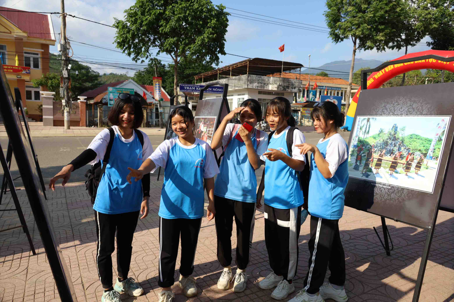 Các em học sinh Trường THPT Khánh Sơn xem ảnh được triển lãm. 