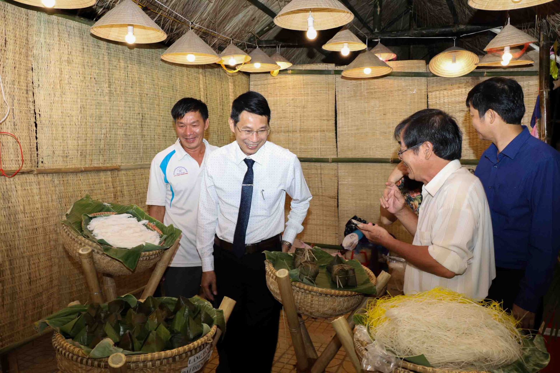 Ông Đinh Văn Thiệu đến tham quan một gian hàng trong phiên chợ quê. 