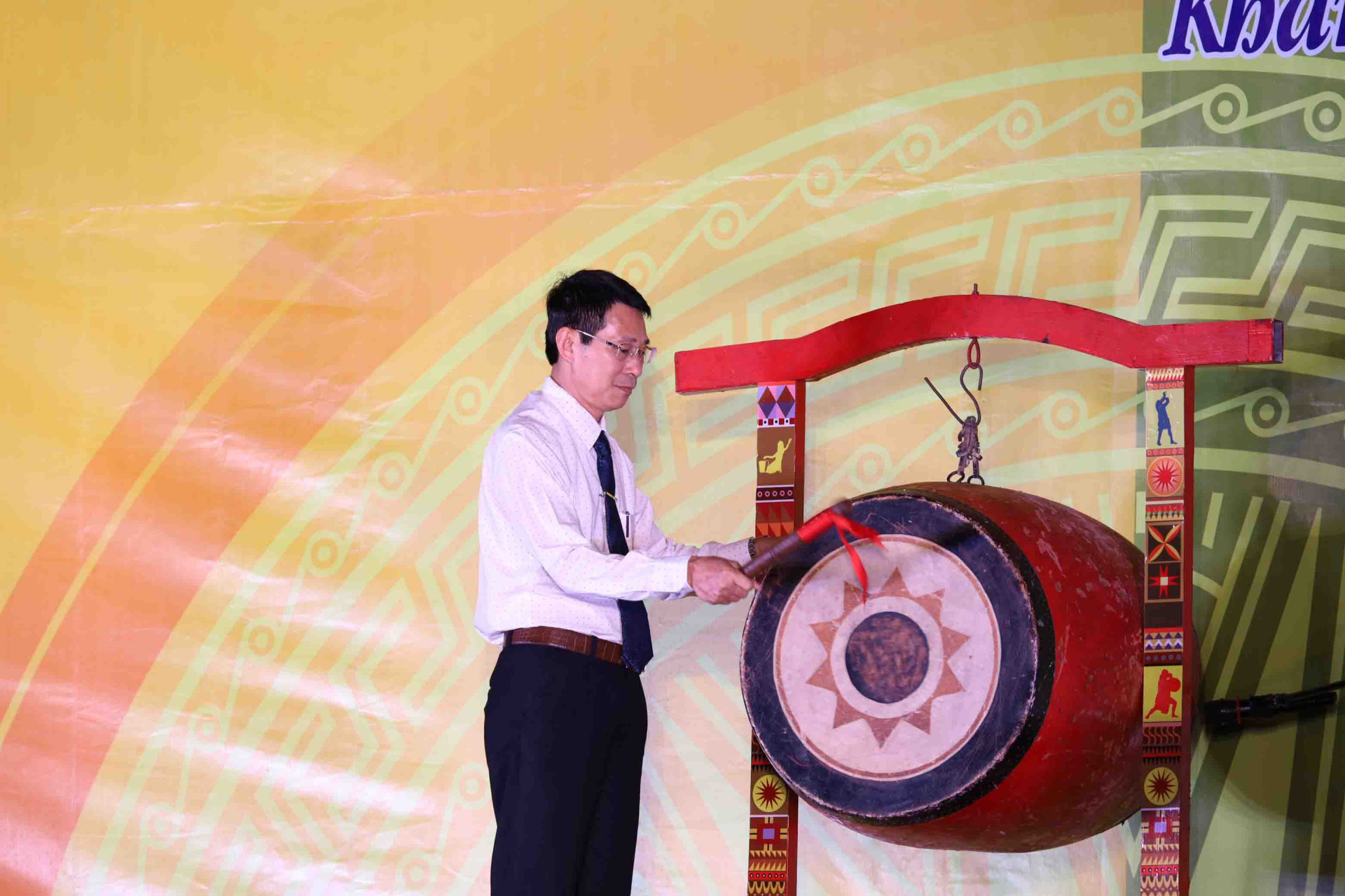 Ông Đinh Văn Thiệu đánh trống khai hội Ngày văn hóa các dân tộc Việt Nam trên địa bàn tỉnh. 