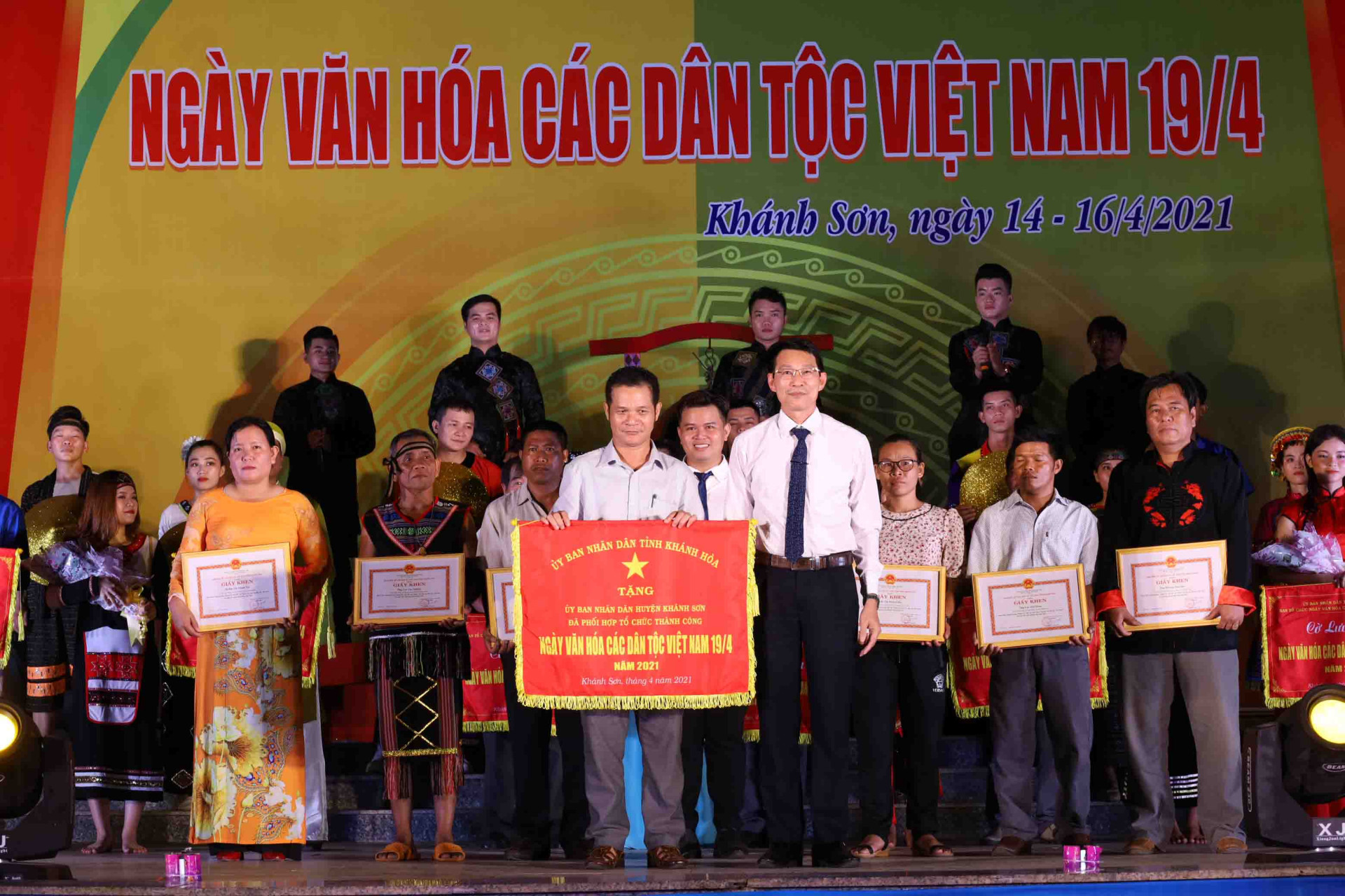 Ông Đinh Văn Thiệu trao cờ cho đại diện lãnh đạo huyện Khánh Sơn - địa phương đăng cai tổ chức Ngày văn hóa các dân tộc Việt Nam tỉnh Khánh Hòa năm 2021. 