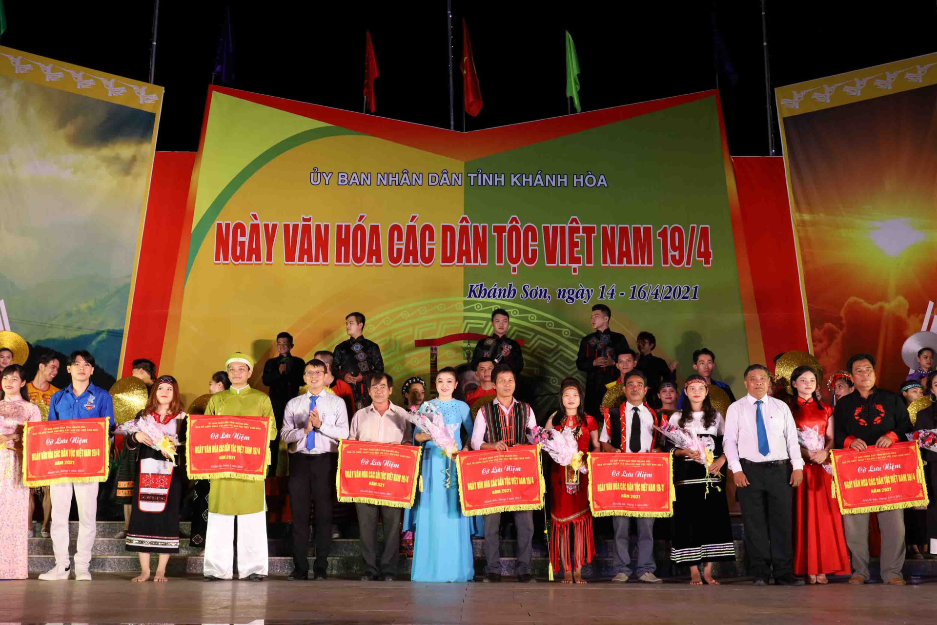 Đại diện Ban tổ chức trao cờ lưu niệm cho các đoàn tham gia Ngày văn hóa các dân tộc Việt Nam tỉnh Khánh Hòa năm 2021. 