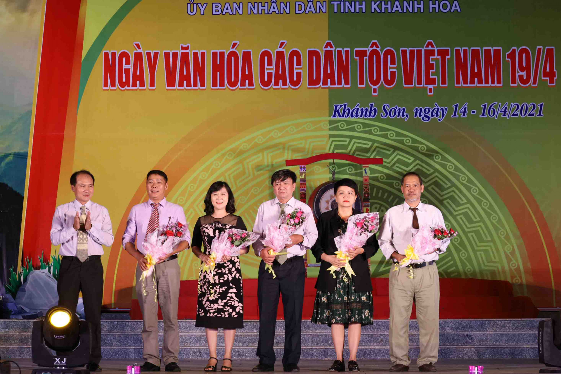 Đại diện Ban tổ chức tặng hoa các thành viên Ban giám khảo. 