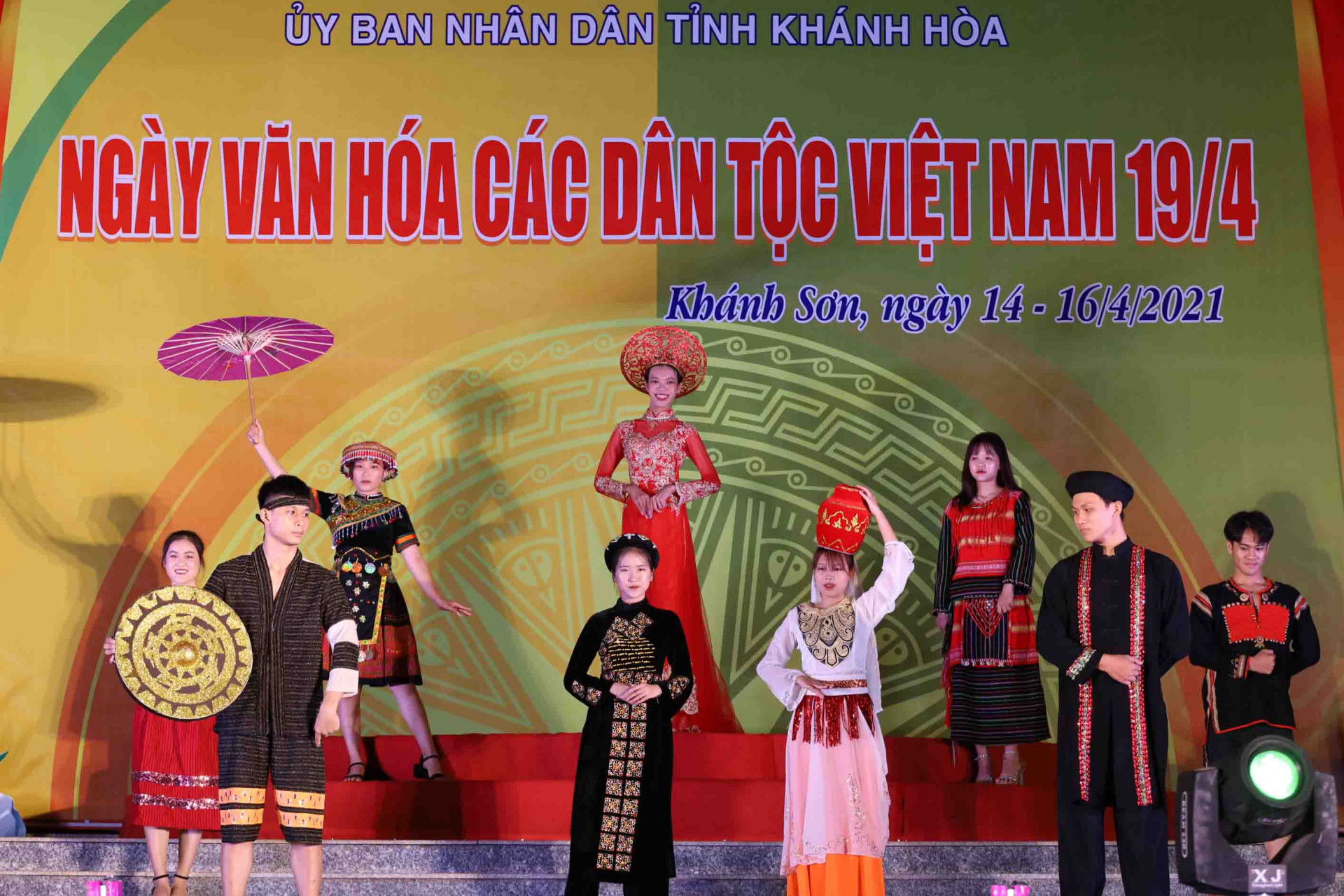 Phần thi trình diễn trang phục truyền thống của đoàn huyện Cam Lâm.