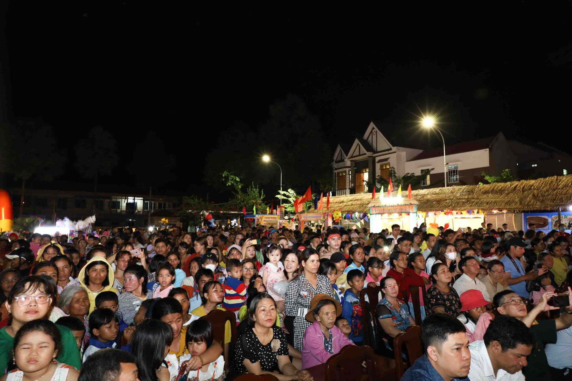 Người dân và du khách ở huyện Khánh Sơn đến theo dõi lễ khai mạc Ngày văn hóa các dân tộc Việt Nam tỉnh Khánh Hòa năm 2021. 