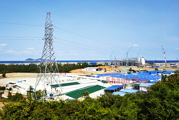 Lán trại công nhân mọc trên đất rừng