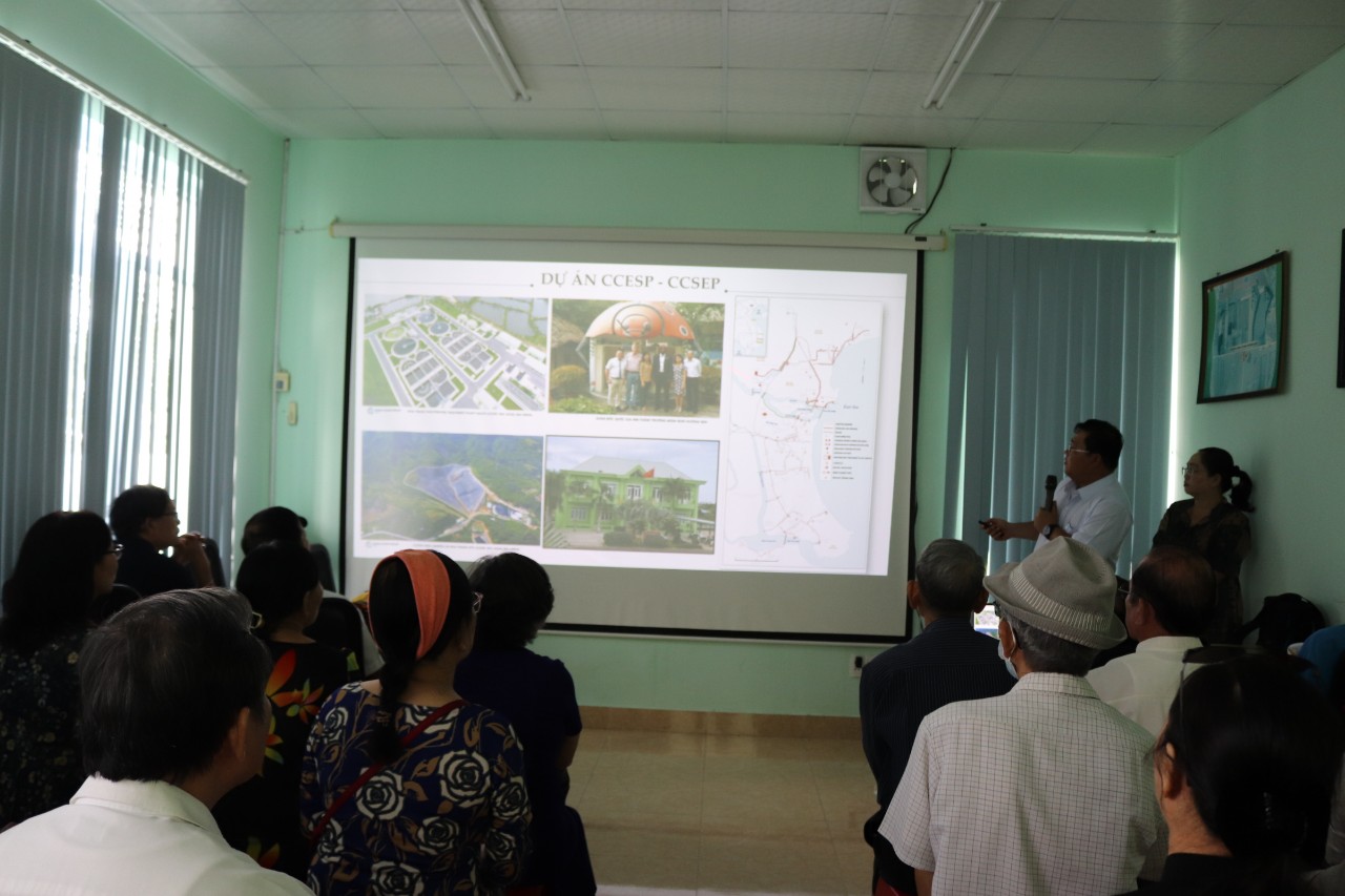 Đoàn tham quan nghe giới thiệu về quy trình xử lý nước thải tại Nhà máy xử lý nước thải phía Nam TP. Nha Trang 