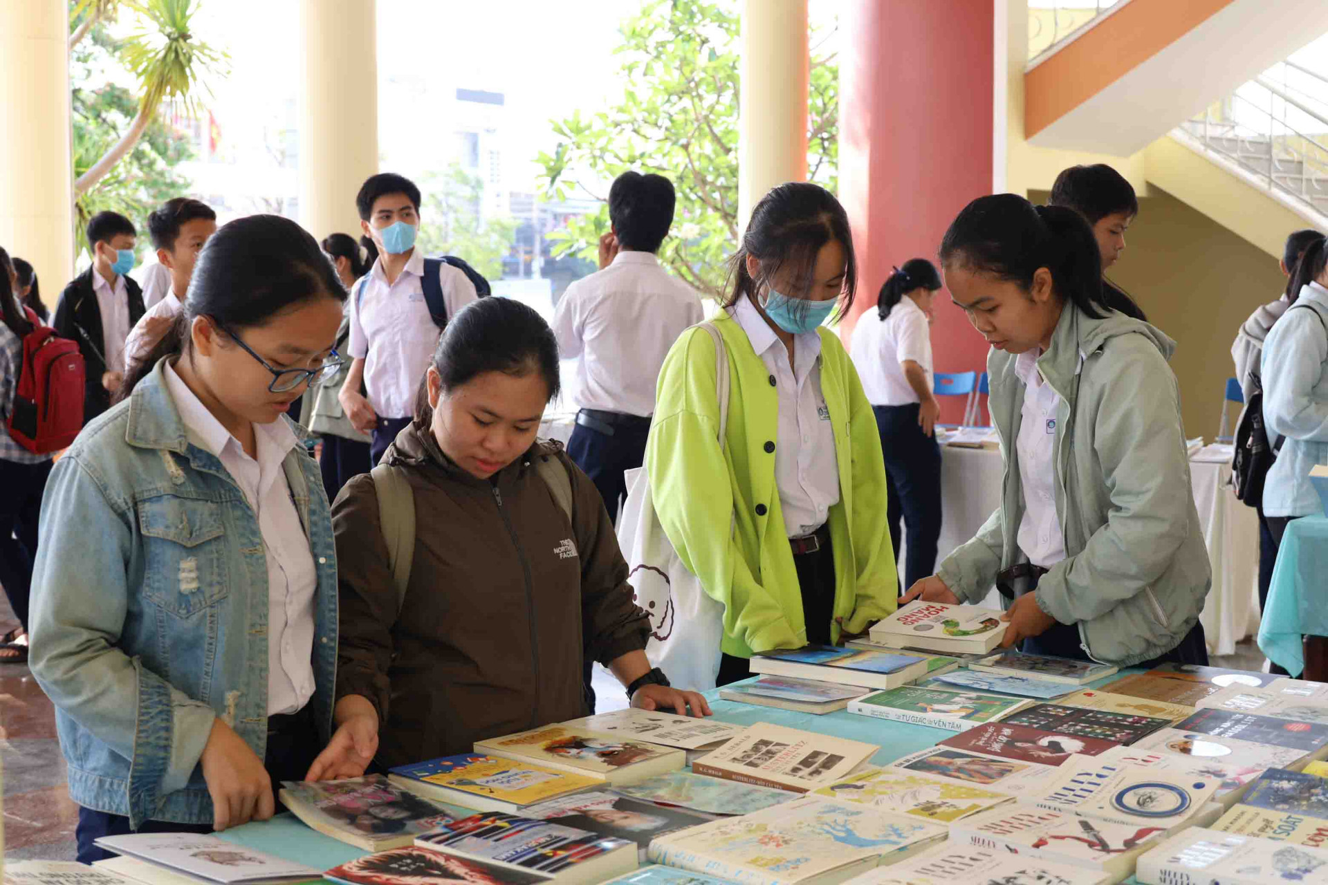 Các em học sinh tìm hiểu về sách được trưng bày, giới thiệu tại Trung tâm Văn hóa - Thông tin và Thể thao thị xã Ninh Hòa.