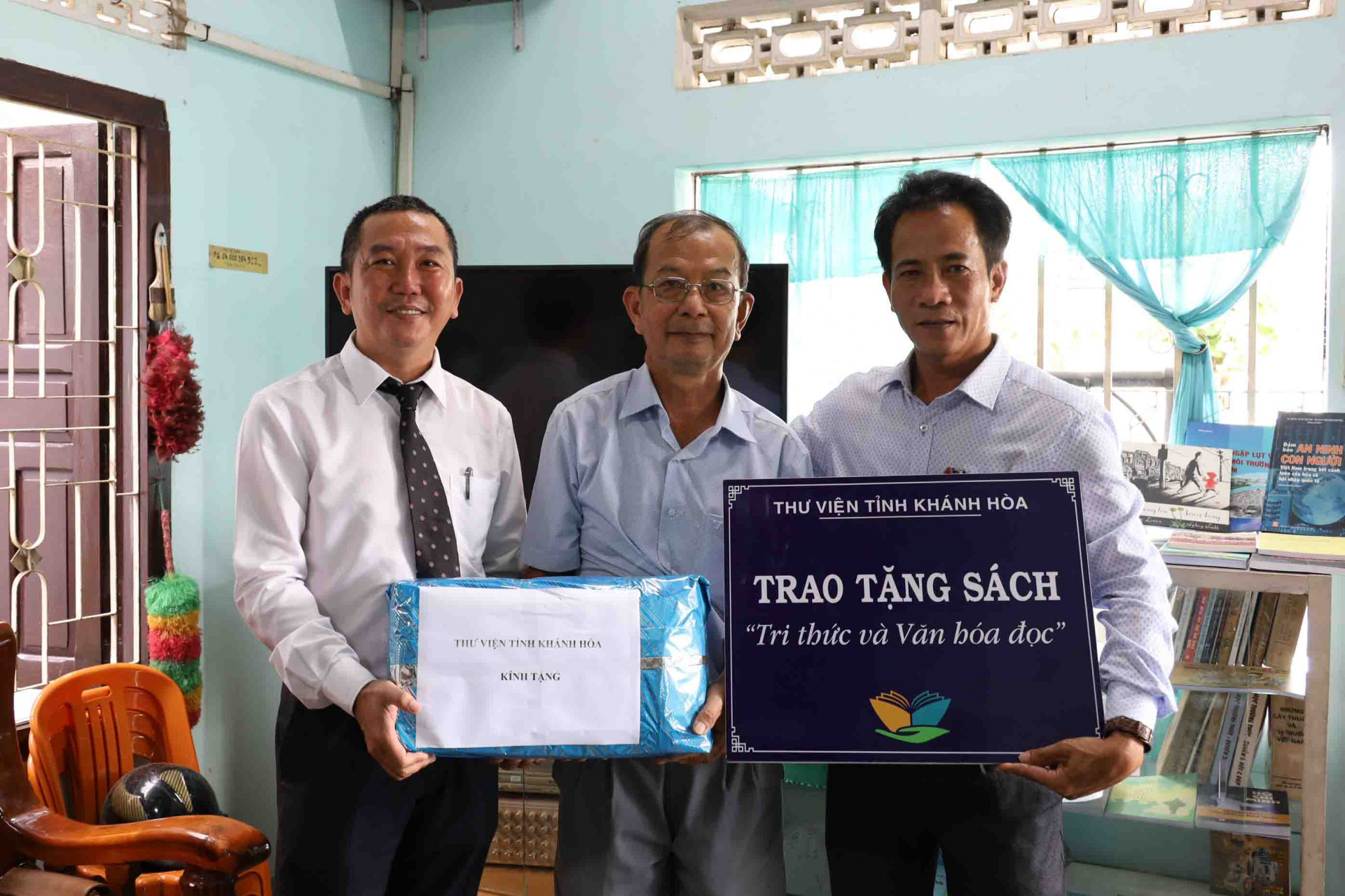 Lãnh đạo Thư viện tỉnh Khánh Hòa trao tặng sách cho tủ sách gia đình bà Trần Thị Tứ.