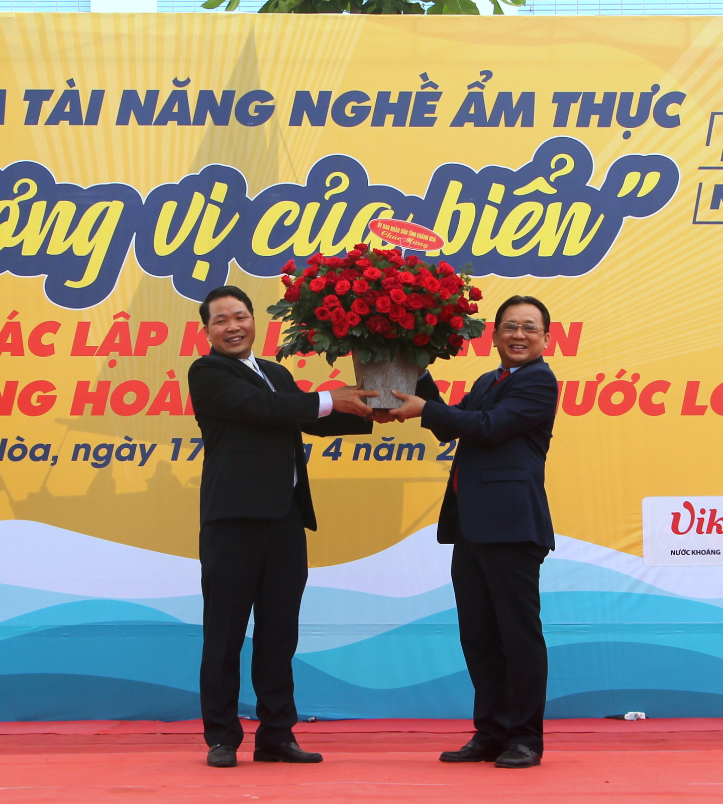 Ông Lê Hữu Hoàng tặng hoa chúc mừng cho Trường Cao đẳng Du lịch Nha Trang.