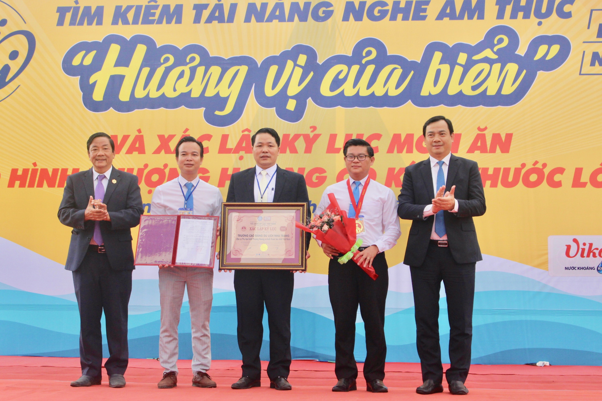 Tổ chức Kỷ lục Việt Nam xác lập kỷ lục cho Trường Cao đẳng Du lịch Nha Trang.