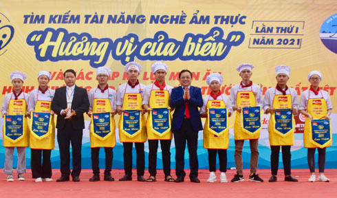 Ông Lê Hữu Hoàng trao cờ lưu niệm cho các đội tham gia hội thi.