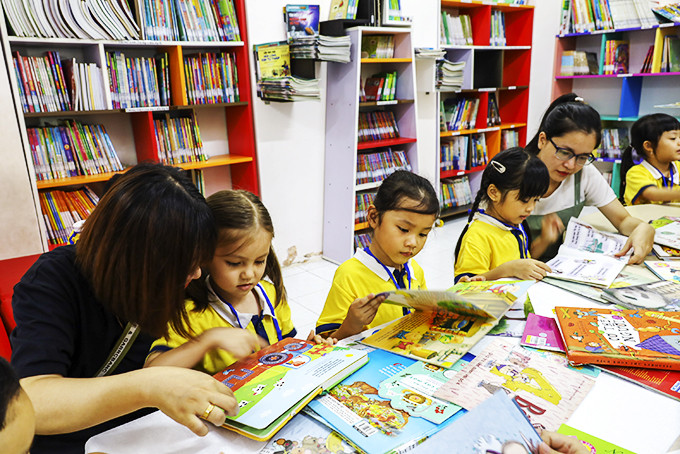 Giáo viên và học sinh Trường Mầm non TopMind (TP. Nha Trang) tìm hiểu sách tại Thư viện tỉnh.  