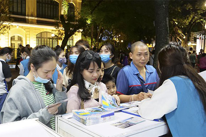 Khách du lịch và người dân thủ đô Hà Nội tham quan, tìm hiểu các sản phẩm du lịch Khánh Hòa.