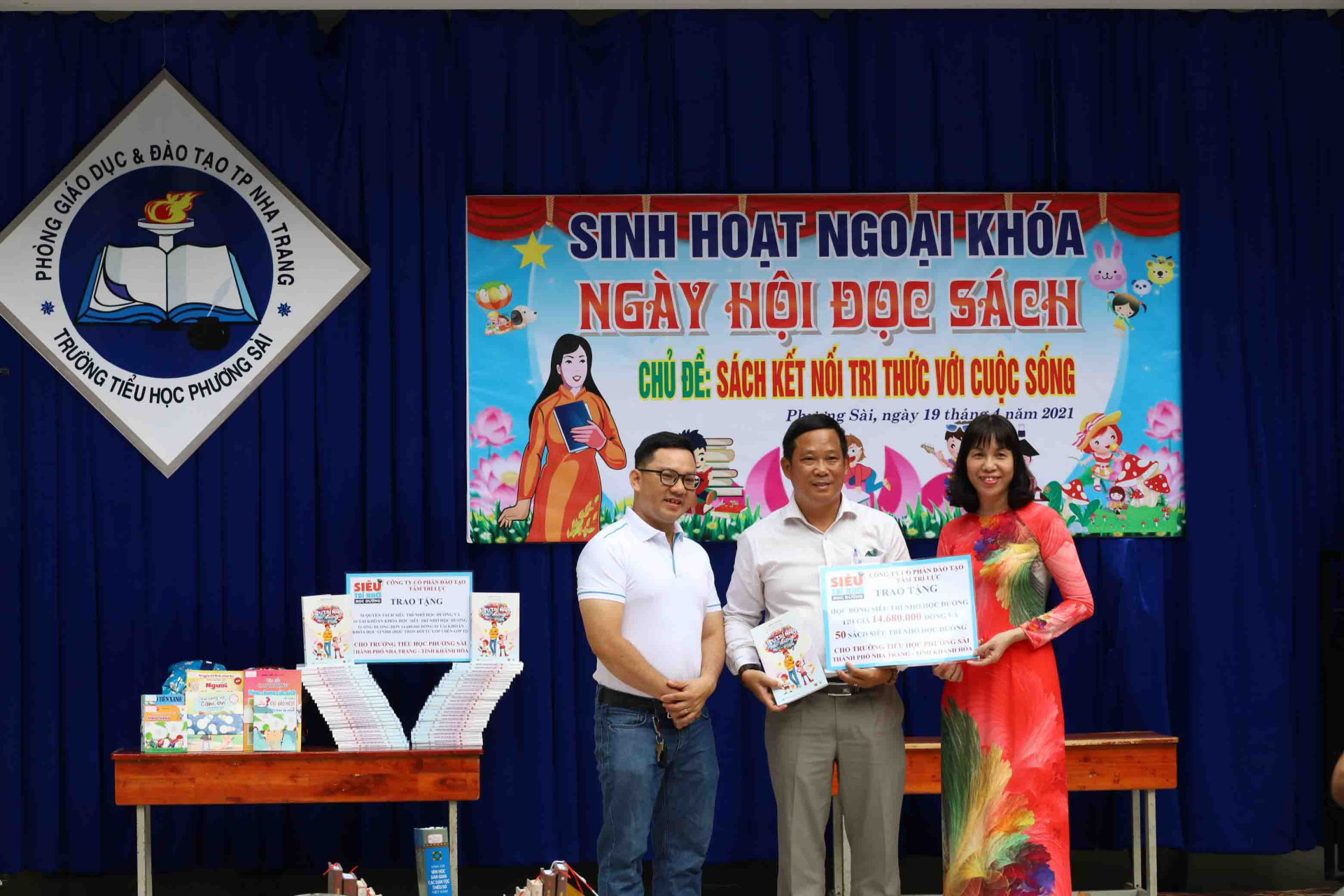 Đại diện Công ty TNHH SITEC Nha Trang trao tặng sách cho Trường Tiểu học Phương Sài. 