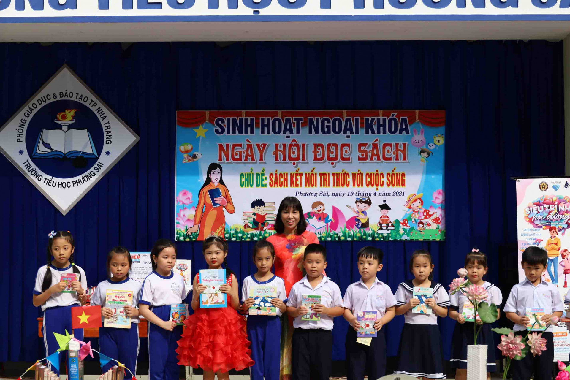 Lãnh đạo Trường Tiểu học Phương Sài trao thưởng cho các em học sinh trong ngày hội đọc sách. 