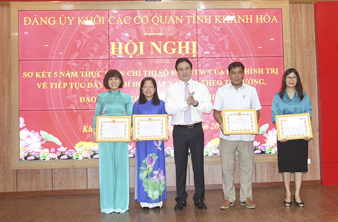 Ông Nguyễn Khắc Toàn trao giấy khen cho 4 tập thể tiêu biểu trong việc thực hiện tốt Chỉ thị 05 của Bộ Chính trị.