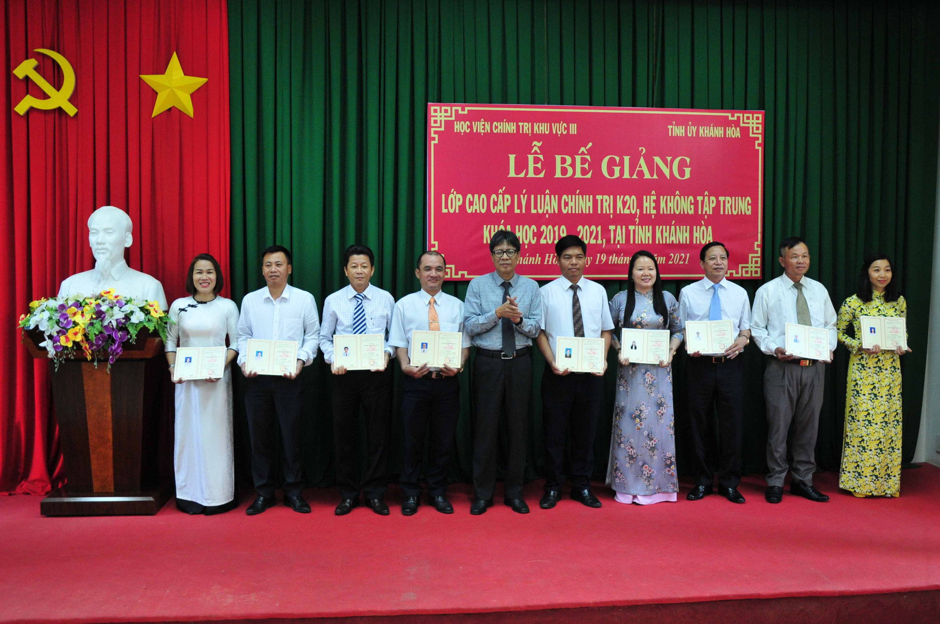Lãnh đạo Học viện Chính trị khu vực III trao chứng nhận tốt nghiệp cho các học viên