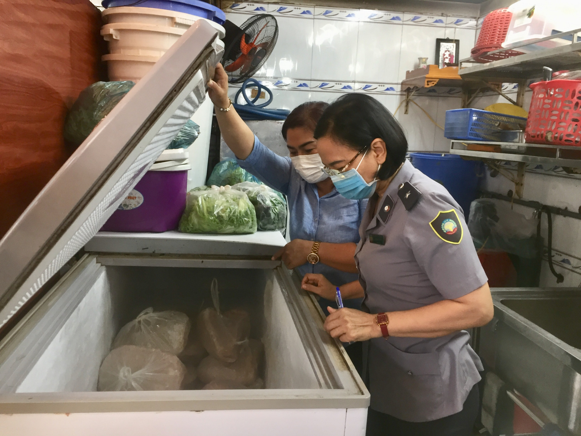 Thành viên của đoàn kiểm tra thực phẩm tại quán nem Nhã Trang