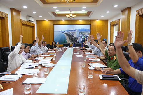 Ủy ban Bầu cử TP. Nha Trang biểu quyết thông qua danh sách người ứng cử đại biểu HĐND thành phố nhiệm kỳ 2021-2026 phân bổ về các đơn vị bầu cử. 