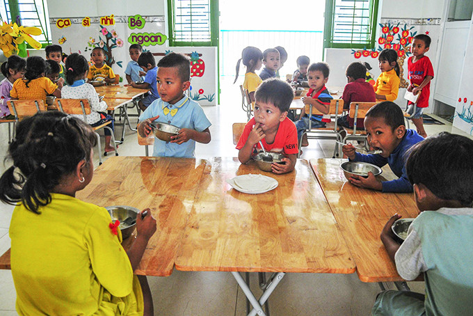 Giờ ăn của trẻ tại Trường Mẫu giáo Hương Sen (xã Giang Ly, huyện Khánh Vĩnh).