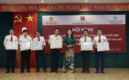 Lãnh đạo Hội Liên hiệp Phụ nữ tỉnh Khánh Hòa trao bằng khen cho các cá nhân.