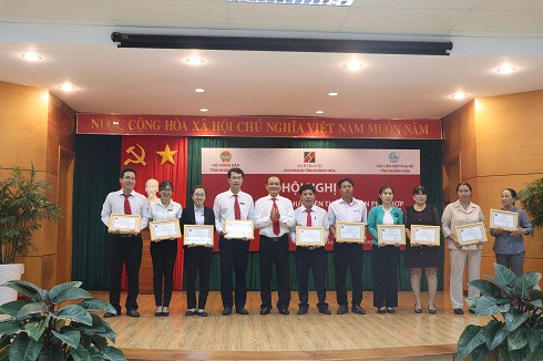Lãnh đạo Agribank Khánh Hòa khen thưởng các cá nhân.