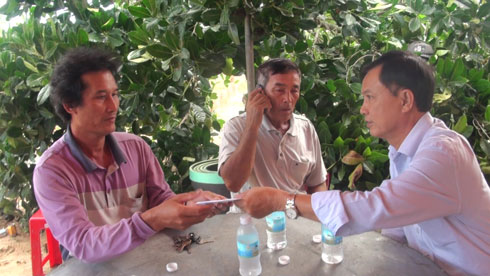 Ông Trần Ngọc Khiêm - Phó Chủ tich UBND huyện Vạn Ninh trao tiền hỗ trợ cho gia đình ông Bùi Trào.