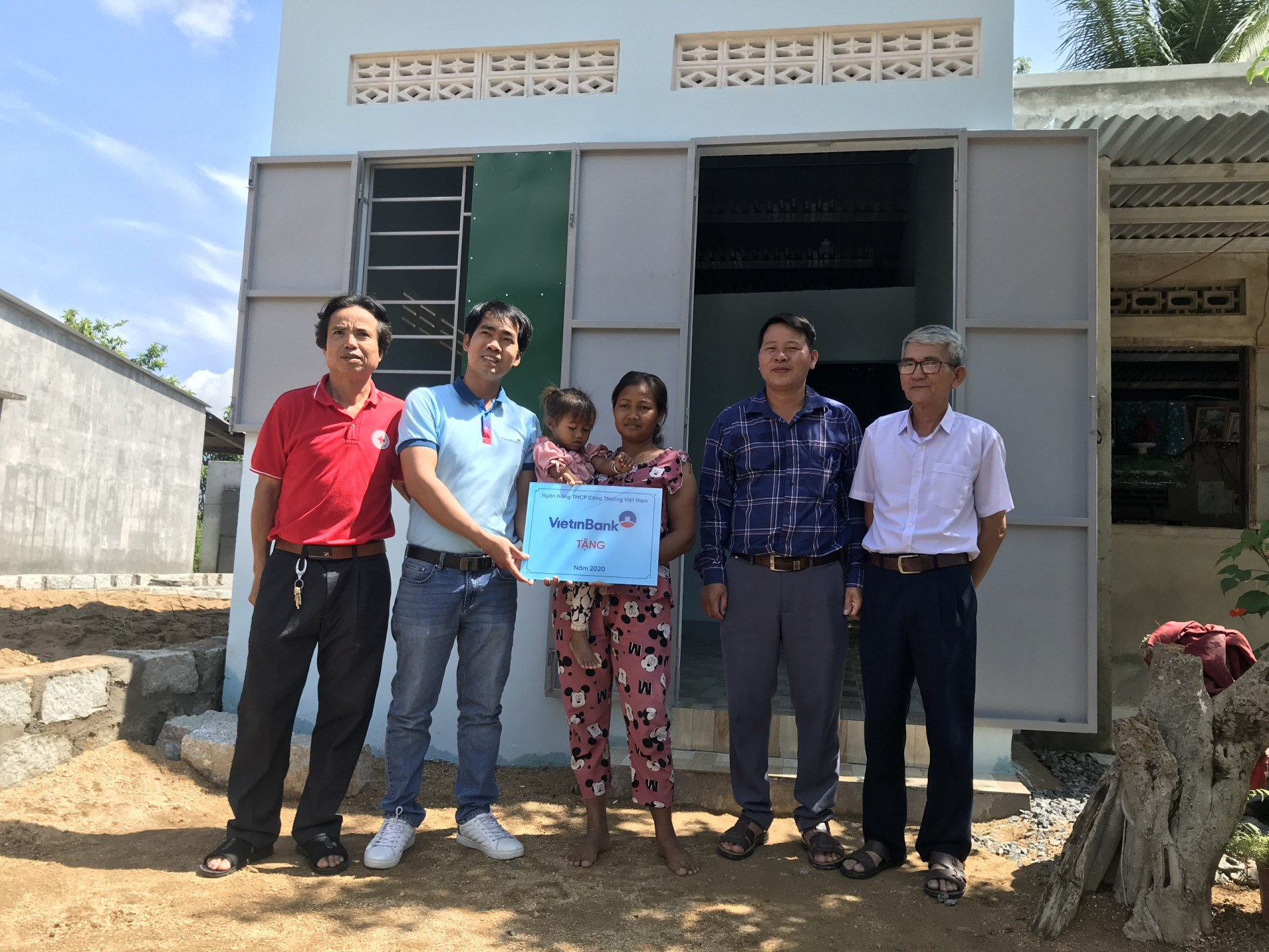 Bàn giao nhà cho người dân xã Cam Phước Động