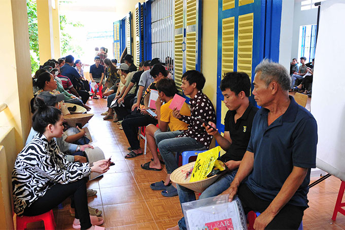 Đông đảo người dân các đảo của phường Trí Nguyên đến làm căn cước công dân.