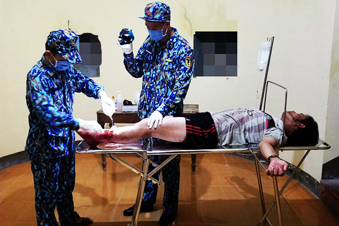 Quân y đảo Đá Lớn điều trị cho bệnh nhân Tám.