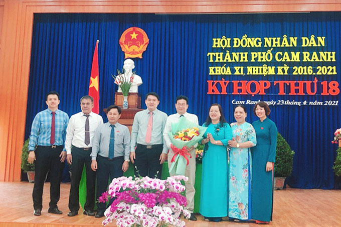 Lãnh đạo TP. Cam Ranh tặng hoa chúc mừng ông Ngô Hữu Hiền