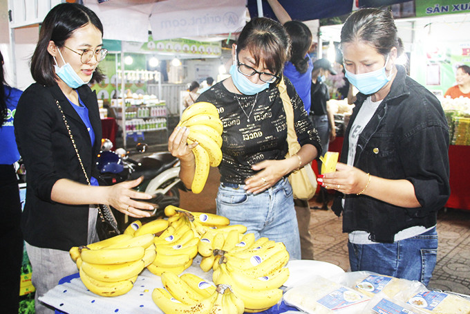 Người dân mua sản phẩm chuối hữu cơ trồng tại huyện Cam Lâm.