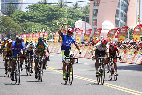 Các tay đua về đích tại Nha Trang.