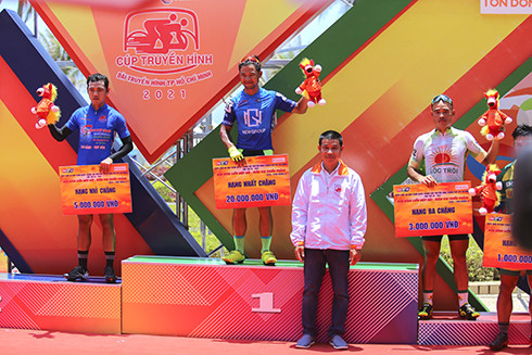 Ban tổ chức trao giải cho các tay đua chặng 17 tại Nha Trang.