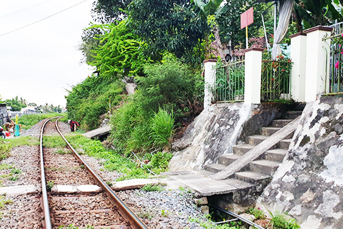Lối đi tự mở dọc tuyến đường sắt qua địa bàn xã Suối Cát, huyện Cam Lâm.