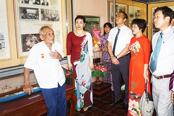 Ông Bùi Xuân Phước giới thiệu về những tư liệu được trưng bày  tại Khu tưởng niệm Chủ tịch Hồ Chí Minh. Ảnh: K.N