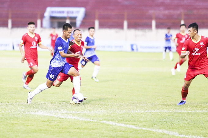 Cầu thủ Minh Khai (số 43) ghi bàn mở tỷ số cho Khánh Hòa FC trong cuộc đón tiếp Phú Thọ.